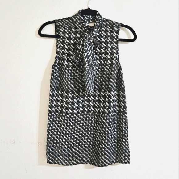 Whowhatwear Houndstooth Blouse - Picture 1 of 9